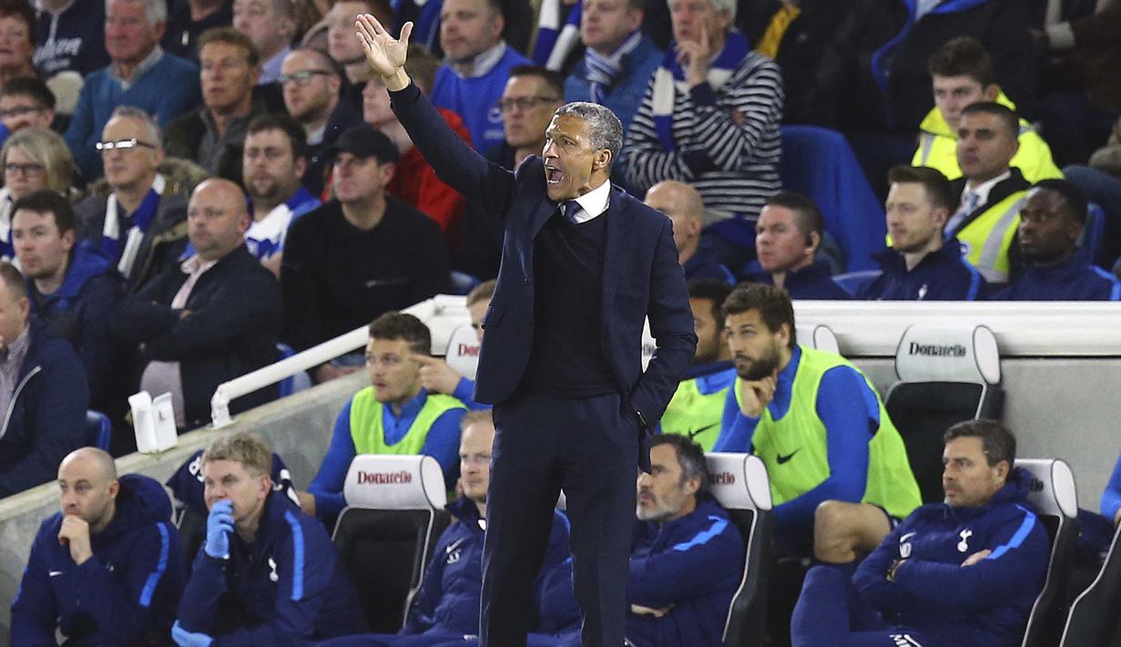Pelatih Brighton, Chris Hughton melakukan protes saat timnya melawan Tottenham pada lanjutan Premier League di AMEX Stadium, Brighton, (17/4/2018). Tottenham bermain imbang 1-1 lawan Brighton. (Gareth Fuller/PA via AP)