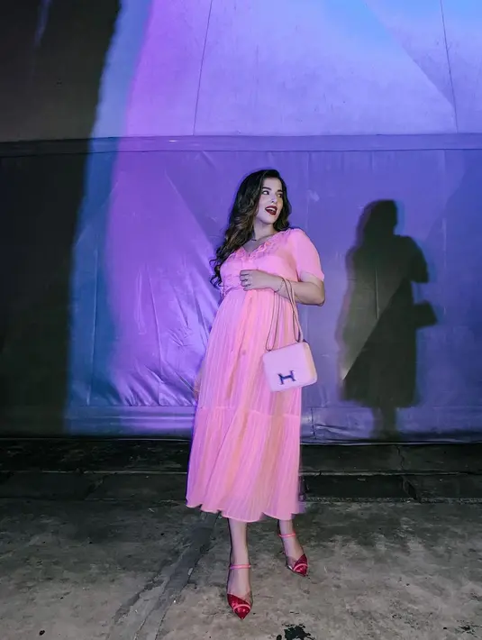 Tasya Farasya terlihat begitu menikmati masa kehamilannya, meski sempat terkena perseteruan dengan saudara kembarnya Tasyi Athasyia. (FOTO: instagram.com/tasyafarasya)
