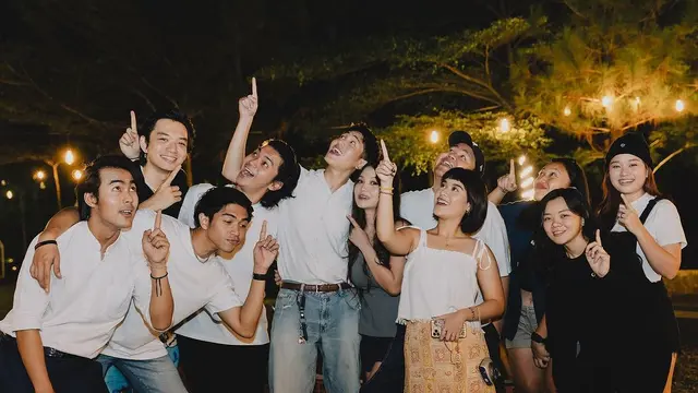 6 Potret Kejutan Ultah Julian Jacob dari Mirriam Eka, Gendong Istri dan Anak