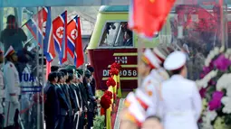 Sebuah kereta yang membawa pemimpin Korea Utara, Kim Jong-un tiba di Stasiun Dong Dang di Lang Son, Vietnam, Selasa (26/2). Kim tiba sekitar pukul 08.00 pagi waktu setempat dengan pengawalan ketat dan mendapat sambutan meriah. (AP/Minh Hoang)