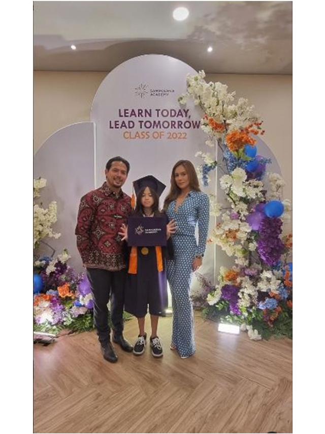 6 Potret Wulan Guritno dan Adilla Dimitri Hadiri Wisuda Anak, Tampak Kompak