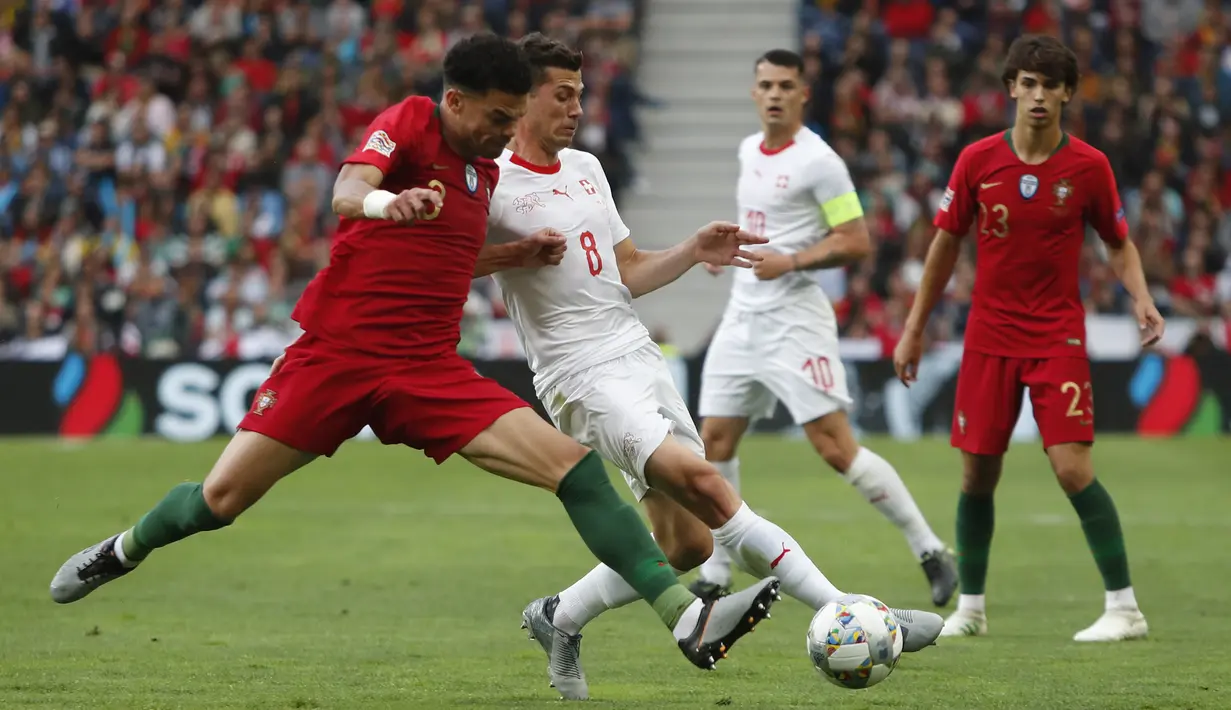 Bek Portugal, Pepe, berebut bola dengan gelandang Swiss, Demo Freuler, pada laga UEFA Nations League di Estadio Do Dragao, Porto, Kamis (6/6) dini hari WIB. Portugal menang 3-1 atas Swiss. (AP/Armando Franca)