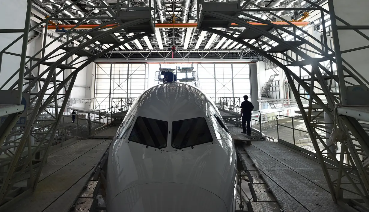 Para staf bekerja di Tianjin Haite Aircraft Engineering Co., Ltd. di Zona Perdagangan Bebas (Free Trade Zone/FTZ) Percontohan Tianjin, China, 17 September 2020. FTZ Tianjin telah menjadi basis pengujian dan pemeliharaan pesawat terdepan di kawasan Asia-Pasifik. (Xinhua/Zhao Zishuo)