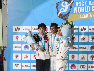 Altet panjat tebing Indonesia Raharjati Nursamsa (tengah) bersama rekannya Kiromal Katibin (kanan) dan atlet panjat tebing Cina Wang Xinshang (kiri) berada di atas podium usai mengikuti final nomor speed Kejuaraan Dunia Panjat Tebing di kawasan Gelora Bung Karno, Jakarta, Minggu (7/5/2023). (Liputan6.com/Johan Tallo)