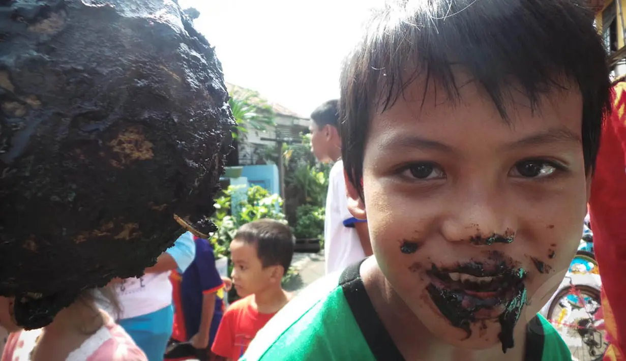 Meski pipi dan bibirnya terkena cat hitam, kegembiraan tampak diwajah bocah-bocah tersebut, Jakarta, Minggu (17/8/14). (Liputan6.com/Faizal Fanani) 