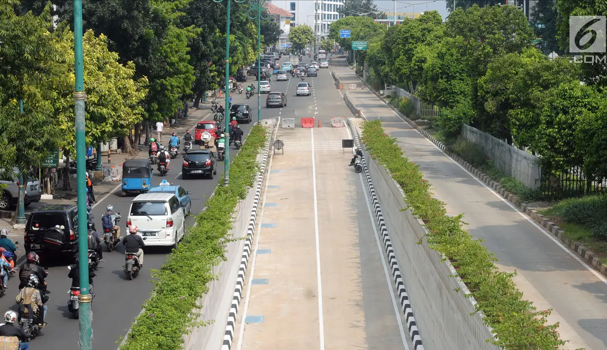 Pengendara melintas di sisi jalur keluar terowongan atau underpass Matraman, Jakarta, Jumat (6/4). Pemprov DKI Jakarta berencana melakukan uji coba lalu lintas di terowongan Matraman pada 10 April mendatang. (Liputan6.com/Helmi Fithriansyah)