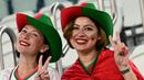 Dua fans wanita Maroko tersenyum menunggu dimulainya pertandingan grup F Piala Dunia 2022 antara Kanada dan Maroko di Stadion Al Thumama di Doha, Qatar, Kamis, 1 Desember 2022. (AFP Photo/Miguel Medina)