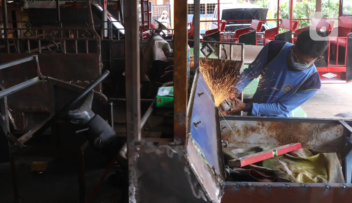 Pekerja menyelesaikan pembuatan mobil Odong-Odong di bengkel perakitan milik Didik Hermawan di Jurangmangu, Tangerang Selatan, Sabtu (27/2/2021). Dengan kisaran harga Rp55 juta-75 juta tergantung bahan, produksi Odong-Odong itu dijual hingga Riau, Palembang dan Aceh. (Liputan6.com/Angga Yuniar)