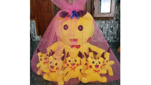 7 Potret Boneka Pikachu Ini Bikin Tepuk Jidat, Ada yang Kena Azab