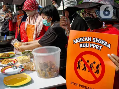 Sejumlah aktivis Koalisi Sipil Untuk Undang-Undang Perlindungan Pekerja Rumah Tangga (PRT) melakukan aksi memasak sarapan di depan Gedung DPR, Jakarta, Rabu (21/6/2023). (Liputan6.com/Faizal Fanani)