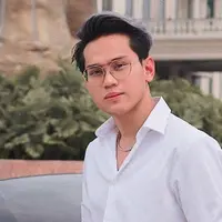 Indra Kenz ramai jadi sorotan usai sebut miskin adalah privilege. (Sumber: Instagram/indrakenz)