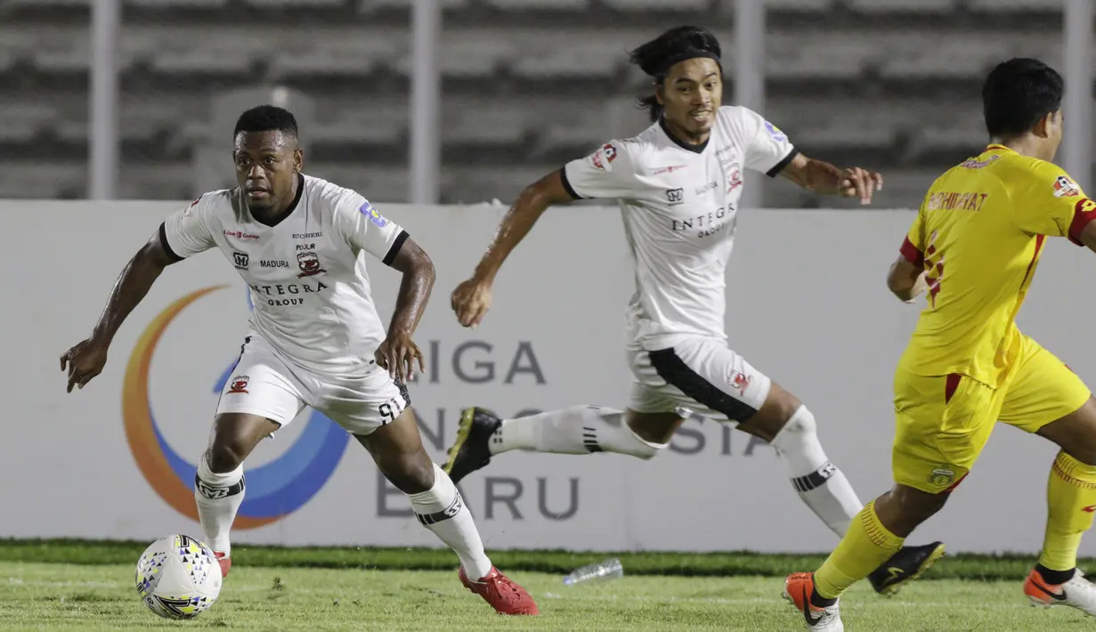 Gelandang Madura United, David Laly, menggiring bola saat melawan Bhayangkara FC pada laga Liga 1 2019 di Stadion Madya, Jakarta, Senin (5/8). Kedua tim bermain imbang 1-1. (Bola.com/M iqbal Ichsan)