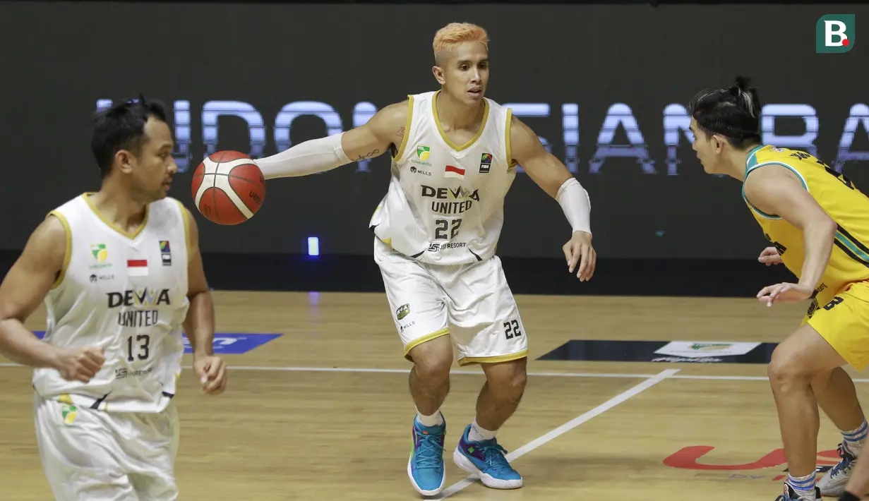Pemain Dewa United Surabaya, Kevin Moses Poetiray (tengah), saat melawan Satya Wacana Salatiga pada laga IBL 2022 di Hall Basket GBK, Jakarta, Selasa (18/01/2022). Dewa United menang dengan skor 66-64. (Bola.com/M Iqbal Ichsan)