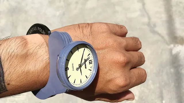 6 Potret Modifikasi Jam Tangan Ini Nyeleneh, Ada yang Dari Boneka Barbie