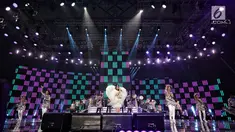 Aksi panggung penyanyi Syahrini tampil dalam malam puncak Hut SCTV ke-28 di ICE BSD, Tangerang, Jumat (24/8). Dalam penampilannya Syahrini membawakan lagu berjudul "Gubrak gubrak gubrak jeng jeng jeng". (Liputan6.com/Faizal Fanani)