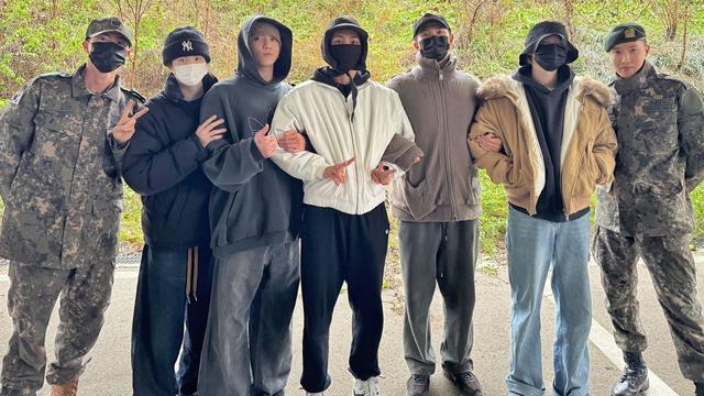 RM dan V BTS Resmi Jalani Wajib Militer, Diantar Seluruh Member
