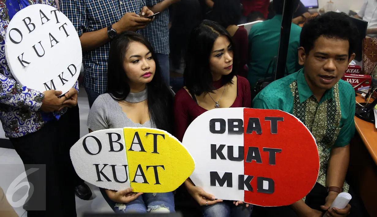 Sejumlah orang dari IP Watch saat menyambangi MKD DPR RI, di Jakarta, Kamis (24/11). Kedatangan mereka untuk memberikan dukungan kepada MKD agar segera menyelesaikan kasus-kasus yang menyangkut ketua DPR. (Liputan6.com/Johan Tallo)
