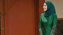 Baju kurung berbahan satin tersebut menampilkan hiasan manik-manik tangan yang cermat dan kecanggihan yang tak lekang oleh waktu. Dipadukan dengan hijab warna senada. [@tehfirdaus]