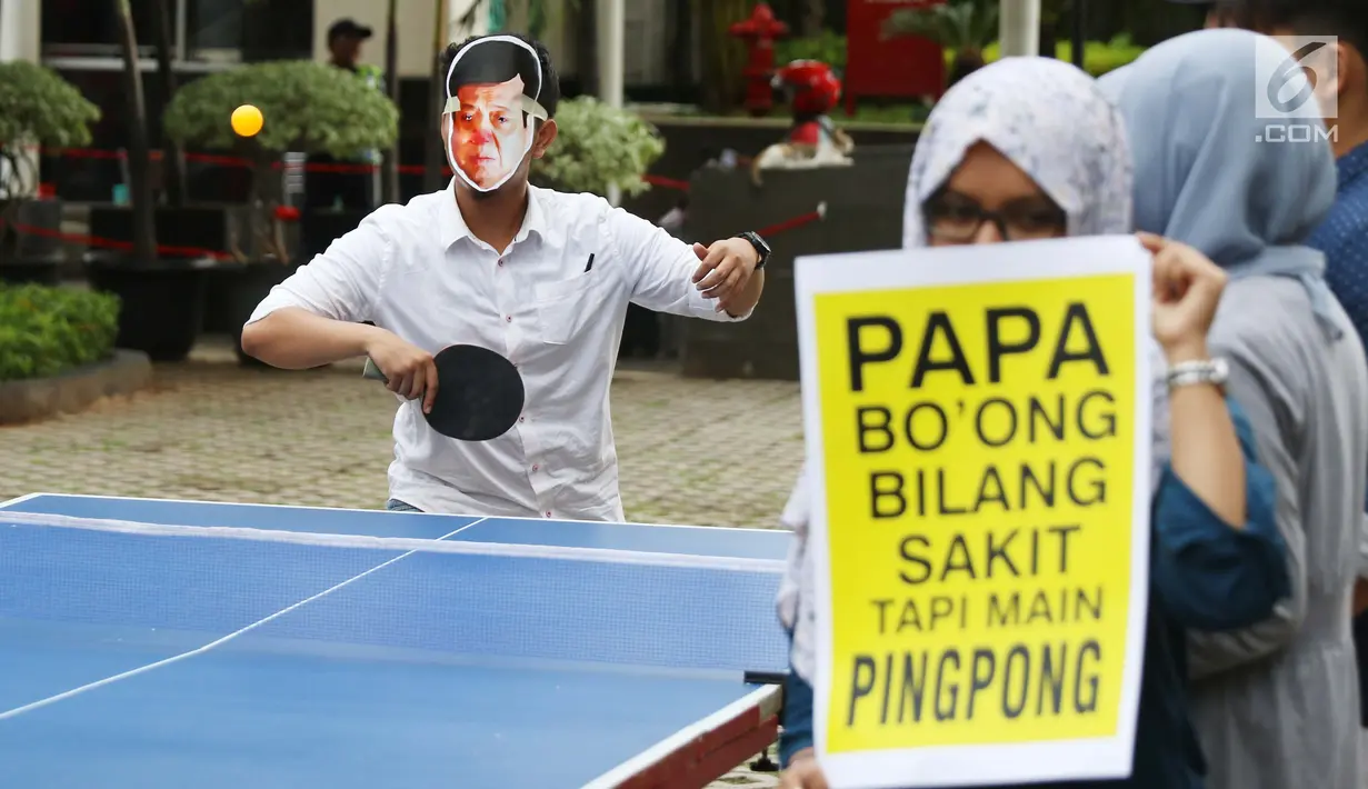 Seorang aktivis mengenakan topeng Setya Novanto saat menggelar aksi di depan gedung KPK, Jakarta, Rabu (18/10). Melalui parodi itu mereka menyindir penanganan kasus korupsi e-KTP yang diduga melibatkan Setya Novanto.  (Liputan6.com/Angga Yuniar)