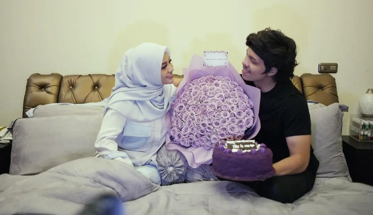 "Alhamdulillah senang banget berkah dari Allah, rezeki dari Allah di bulan suci Ramadhan ini di 10 hari terakhir dapat kabar yang menggembirakan, nggak bisa bikin aku berkata-kata. Senang banget lah intinya," ujar Atta. (Instagram/aurelie.hermansyah)