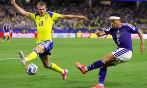 Yuto Nagatomo #5 dari Timnas Jepang mengumpan bola sementara Benjamin Nygren #10 dari Swedia mencoba menghalangi selama pertandingan Grup F Piala Dunia 2026 antara Jepang dan Swedia di Stadion Dallas pada 26 Juni 2026 di Arlington, Texas. (Alex Slitz/Getty Images via AFP)