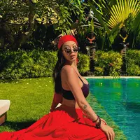 Pada 19 Juli lalu, penyanyi Korea-Amerika ini membagikan momen relaksasinya di sebuah resort tropis yang dikelilingi pepohonan hijau, tampil dengan gaya summer yang bold, effortless, dan tentu saja penuh percaya diri. [@jessicah_o].