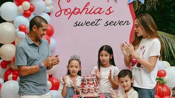 Kebahagiaan Yasmine Wildblood Memasuki Babak Baru Saat Sang Putri Berusia Tujuh Tahun