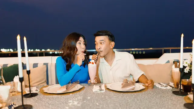 7 Potret Anniversary Pernikahan Sarwendah dan Ruben Onsu, Seru Rayakan di Kapal