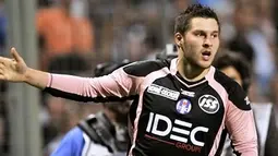 Toulouse's forward Andre-Pierre Gignac celebrates after scoring a goal during the French L1 football match Marseille/Toulouse on May 2, 2009 at the Velodrome Stadium in Marseille, southern France. AFP PHOTO ANNE-CHRISTINE POUJOULAT 