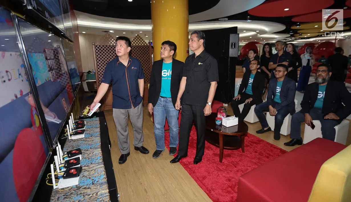 Presdir PT Mediatama Anugrah Citra (NexMedia), Junus Koswara, Technology Director IM2 Yune Marketatmo dan Direktur PT Mediatama Televisi, Rachmat Akbari berbincang saat peluncuran nexGIG di Jakarta, Selasa (14/8). (Liputan6.com/Fery Pradolo)