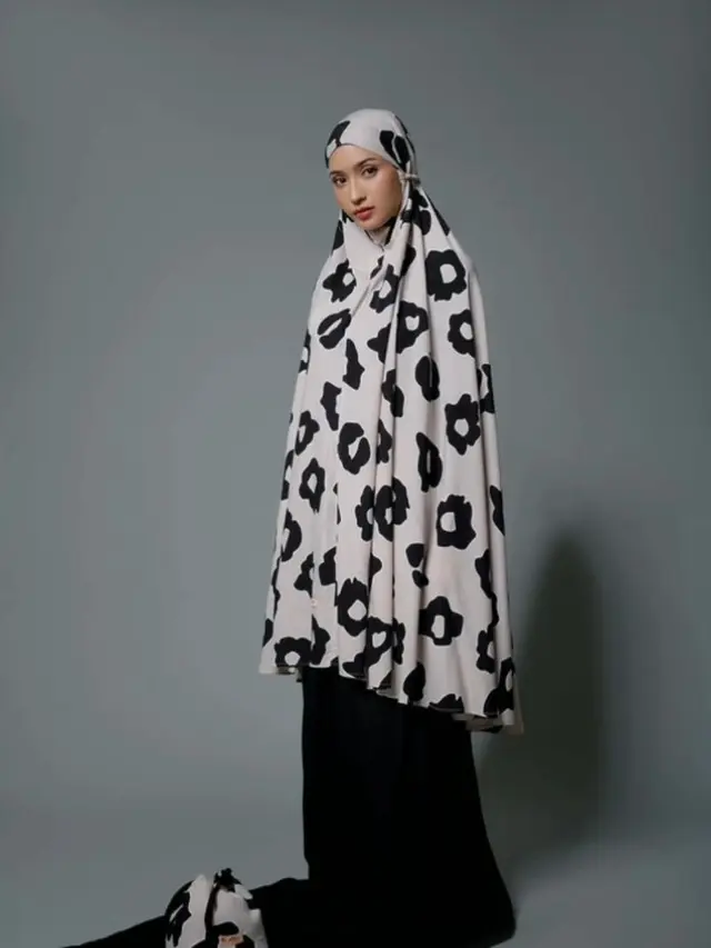 Tren Model Mukena Lebaran 2024 yang Bikin Adem Dilihat