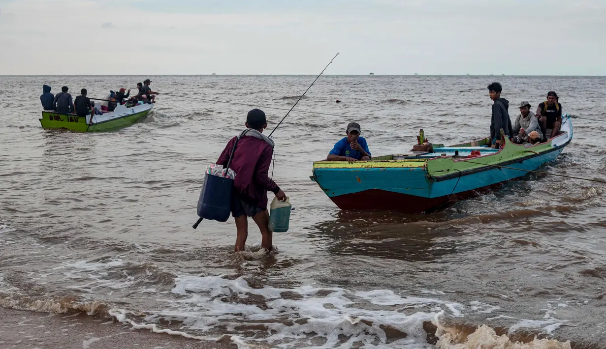 Sejumlah nelayan bersiap berlayar menangkap ikan di perairan Desa Tanah Kuning, dekat lokasi pengembangan Kalimantan Industrial Park Indonesia di Bulungan, Kalimantan Utara, Indonesia, Kamis, 24 Agustus 2023. (AP Photo/Yusuf Wahil)