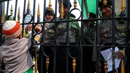 Seorang bocah mencoba bersalaman dengan Polisi yang berjaga di sekitar Balaikota saat aksi massa yang menilai Gubernur Ahok gagal menjalankan pemerintahan dalam 100 hari (Liputan6.com/Faisal R Syam)