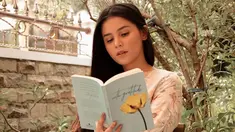 Yunita Siregar, perempuan kelahiran 19 Juni 1994 ini kerap mengunggah momen saat ia membaca buku. Ia terlihat begitu larut menikmati buku yang sedang ia baca. Kesenangannya dalam membaca buku, kerap ia unggah di Instagram. (Liputan6.com/IG/@yunitasiregar)