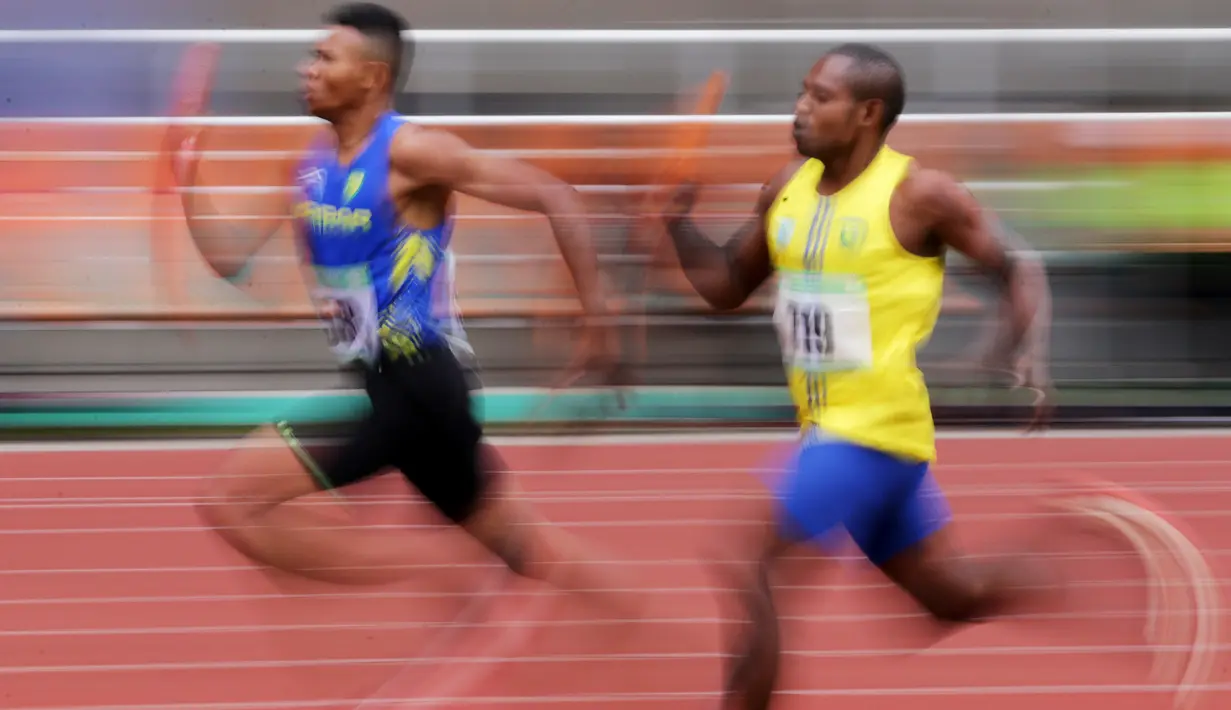 Para pelari beradu cepat saat Kejurnas Atletik nomor lari estafet 4x400 meter putra senior di Stadion Pakansari, Bogor, Selasa (6/8). Kejurnas tahun ini juga dilakukan untuk kualifikasi jelang PON. (Bola.com/Peksi Cahyo)