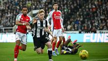 Bek Arsenal asal Belanda, Jurrien Timber (kiri) berebut bola dengan gelandang Newcastle United asal Inggris, Lewis Hall selama pertandingan sepak bola leg kedua semifinal Piala Liga Inggris antara Newcastle United dan Chelsea di St James' Park, di Newcastle-upon-Tyne, Inggris timur laut, pada tanggal 5 Februari 2025.Paul ELLIS / AFP