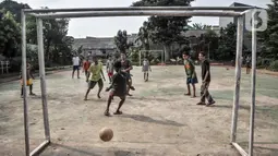 Anak-anak bermain bola di Ruang Publik Terpadu Ramah Anak (RPTRA) Rawa Jaya, Kelurahan Pondok Kopi, Duren Sawit, Jakarta Timur, Senin (6/6/2022). RPTRA masih menjadi tempat favorit anak-anak Ibu Kota untuk bermain serta ruang interaksi usai pulang sekolah. (merdeka.com/Iqbal S. Nugroho)
