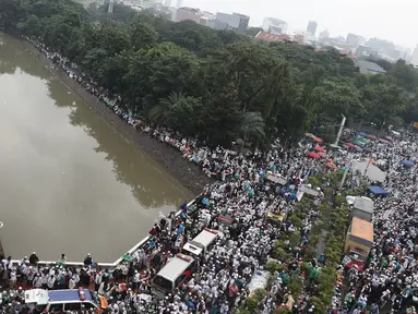 Ribuan orang memadati kawasan sekitar Masjid Istiqlal, Jakarta, Sabtu (11/2). Mereka telah tiba di masjid sejak malam hari. (Liputan6.com/Herman Zakharia)