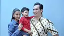 "SAYA IBUNYA! Begitukah anda memperlakukan Istri anda sebagai Ibu dari anak2 anda? Atau pakai teori hukum yang mana?," lanjutnya. (Adrian Putra/Bintang.com)