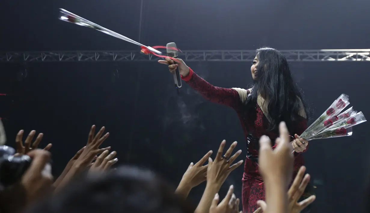 Aksi band Kotak di The Biggest Concert Long Live Kotak X Anggun, Studio 6 Emtek City, kawasan Daan Mogot, Jakarta Barat, Rabu (23/11/2016) malam. (Bambang E. Ros/Bintang.com)