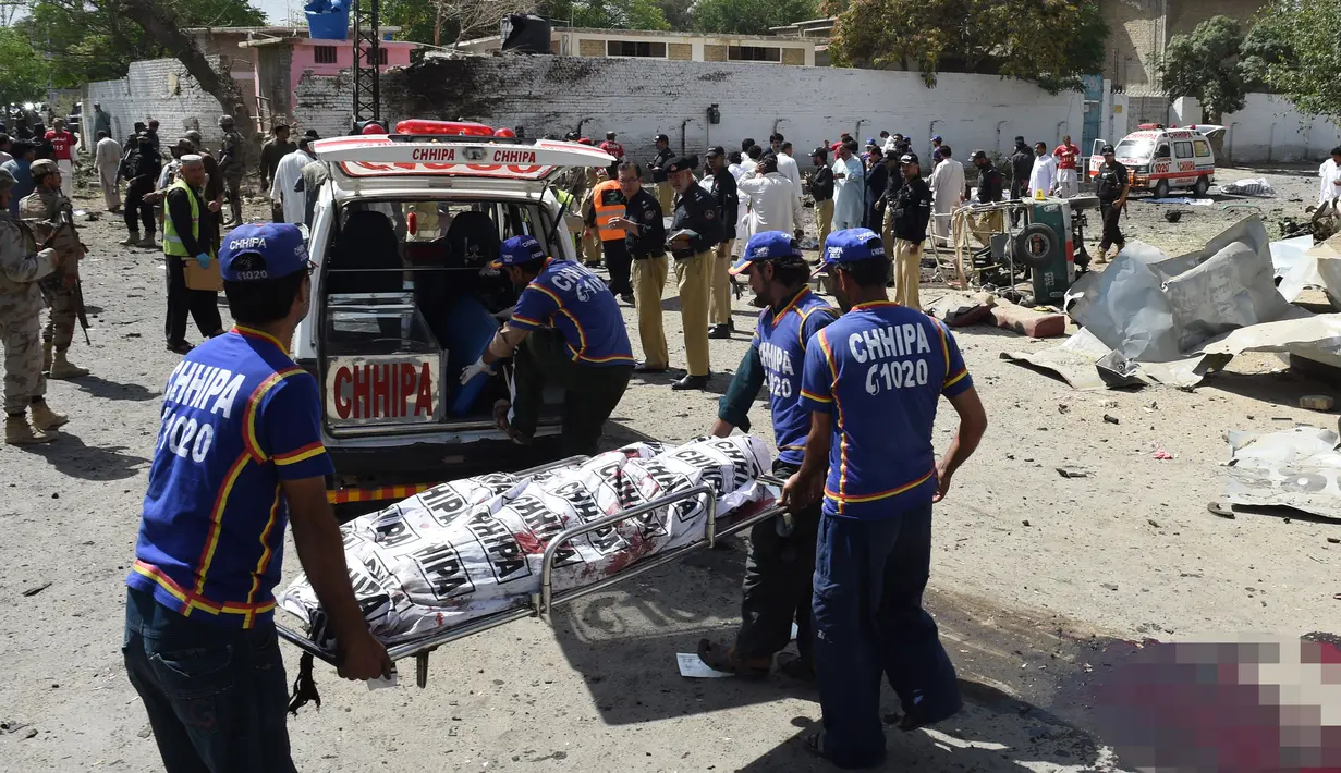 Relawan medis mengevakuasi mayat korban ledakan sebuah bom mobil di dekat kantor kepala kepolisian di kota Quetta, Pakistan, Jumat (23/5). Sampai saat ini, belum ada kelompok yang mengaku bertanggung jawab atas kejadian ini. (BANARAS KHAN/AFP)