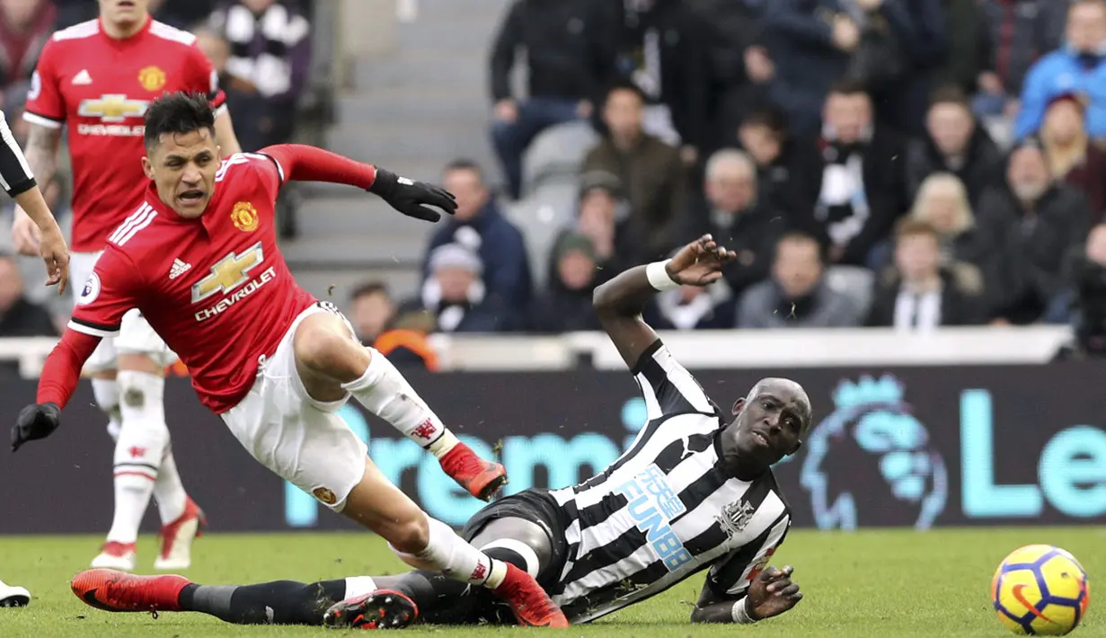 Aksi pemain Manchester United, Alexis Sanchez (kiri) melepaskan tembakan ke gawang Newcastle United pada laga Premier League di St James' Park, Newcastle, (11/2/2018). Necastle menang 1-0 atas Manchester United.  (Owen Humphreys/PA via AP)