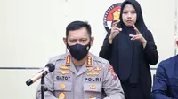 Kabid Humas Polda Jatim Kombes Gatot Repli Handoko memberikan keterangan terkait kasus perseteruan bupati dan wabup Bojonegoro. (Dian Kurniawan/Liputan6.com)