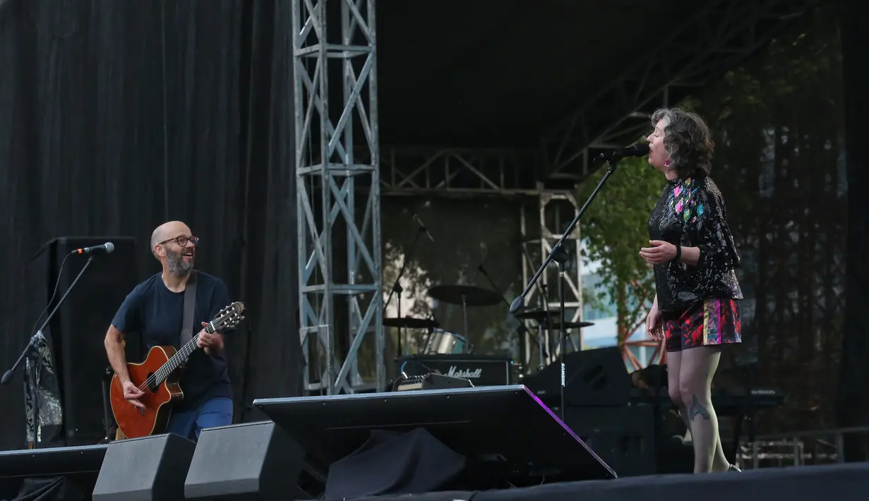 Penampilan Frente! di The 90's Festival 2024, Minggu (11/8). [Foto: Adrian Putra/Fimela]