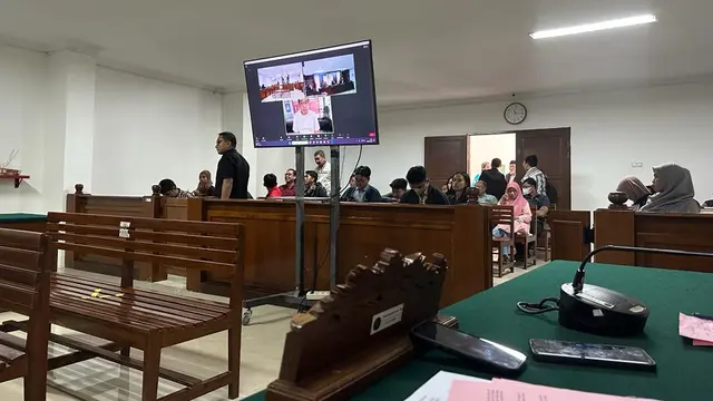 Persidangan perkara korupsi pengelolaan dana PDAM Makassar yang mendudukkan adik Mentan Syahrul Yasin Limpo, Haris Yasin Limpo digelar di Pengadilan Tipikor Negeri Makassar. (Liputan6.com/Eka Hakim)