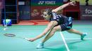 Pebulu tangkis tunggal putri Spanyol, Carolina Marin berusaha menjangkau kok pukulan dari pebulu tangkis China, Chen Yu Fei saat semifinal Indonesia Open 2024 di Istora Senayan, Jakarta, Sabtu (08/06/2024). (Bola.com/Bagaskara Lazuardi)