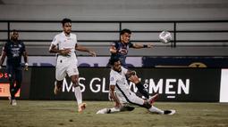 Di awal laga, dua tim saling memberi tekanan. Arema lebih banyak mendapatkan peluang dibabak pertama melalui Sandi Sute (kanan atas), namun sayang barisan pertahanan Persipura Jayapura mampu meredam serangan tersebut. (Bola.com/Maheswara Putera)