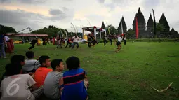 Sejumlah penari berlatih jelang upacara Tawur Agung Kesanga di Candi Prambanan, Senin (7/3/2016). Tawur Agung Kesanga akan diselenggarakan 8 Maret, sehari sebelum perayaan Nyepi Tahun Baru Saka. (Foto: Boy Harjanto)