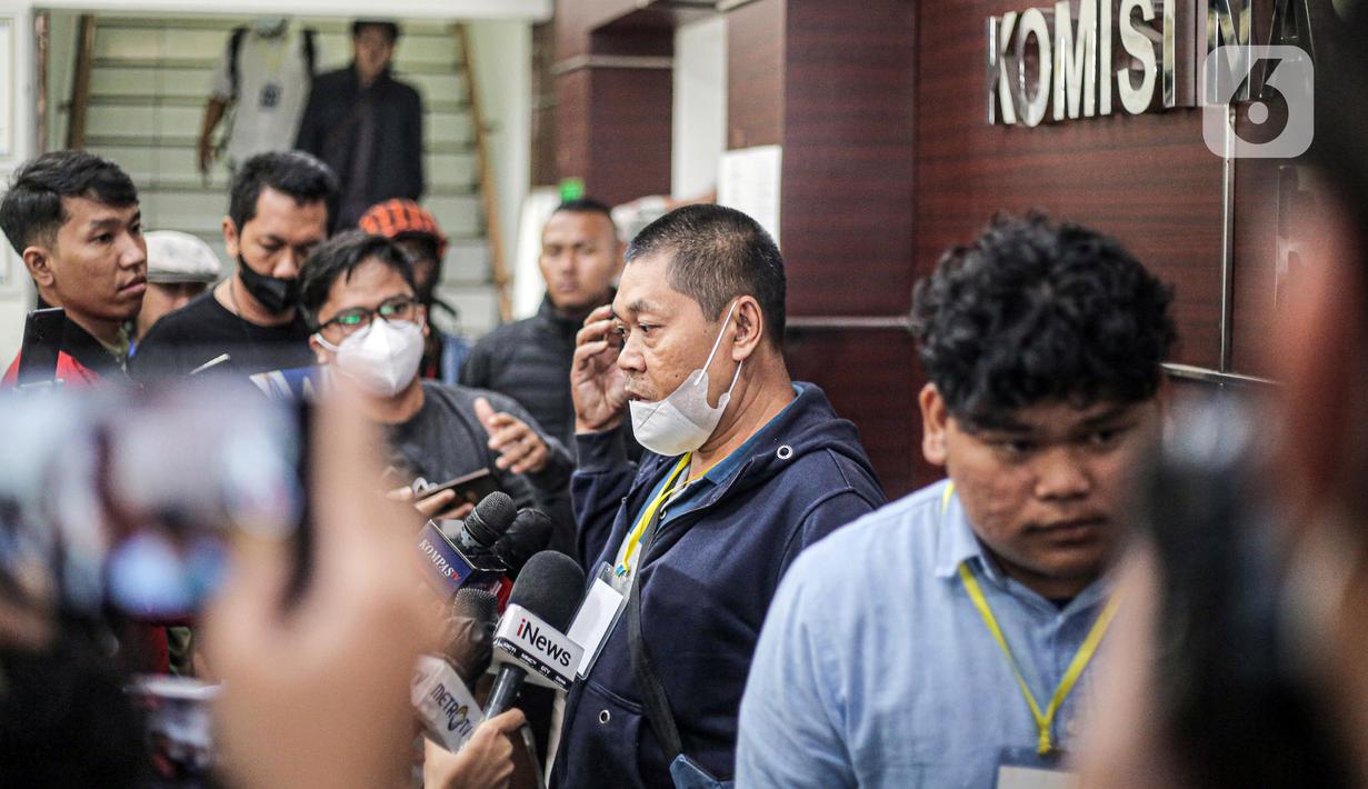 Salah seorang keluarga korban tragedi Kanjuruhan menyampaikan keterangan usai mendatangi Kantor Komisi Nasional Hak Asasi Manusia (Komnas HAM) di Jakarta, Kamis (17/11/2022). Pertemuan yang berlangsung secara tertutup tersebut hendak menyampaikan aspirasi terkait peristiwa pada 1 Oktober 2022 yang menewaskan 135 orang suporter sepak bola. (Liputan6.com/Faizal Fanani)