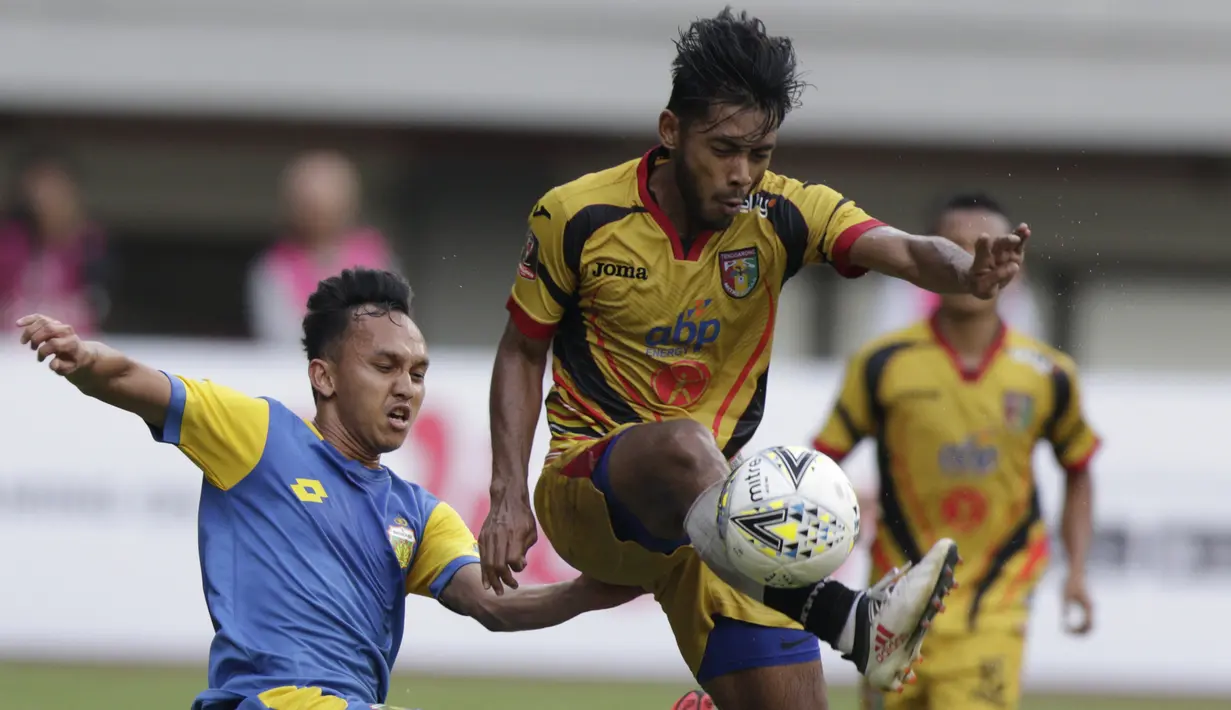 Gelandang Mitra Kukar, Syahroni, mengontrol bola saat melawan Bhayangkara FC pada laga Piala Presiden 2019 di Stadion Patriot, Jawa Barat, Senin (11/3). Bhayangkara FC menang 2-1 atas Mitra Kukar. (Bola.com/M Iqbal Ichsan)